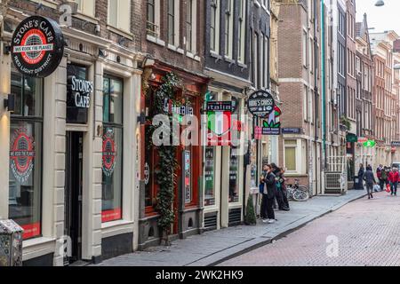 Una delle strade più antiche di Amsterdam - De Warmoesstraat, vicino al quartiere a luci rosse. Foto Stock