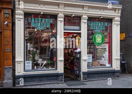 Museo della cannabis in una delle strade più antiche di Amsterdam - De Warmoesstraat, vicino al quartiere a luci rosse. Foto Stock