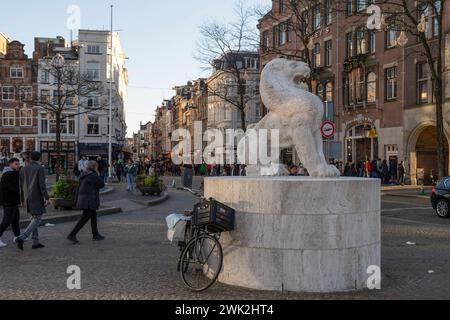 Leone di pietra come parte del memoriale nazionale in Piazza Dam ad Amsterdam. Foto Stock