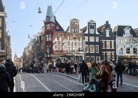 La gente cammina nella trafficata zona dello shopping di Leidsestraat nel centro di Amsterdam. Foto Stock