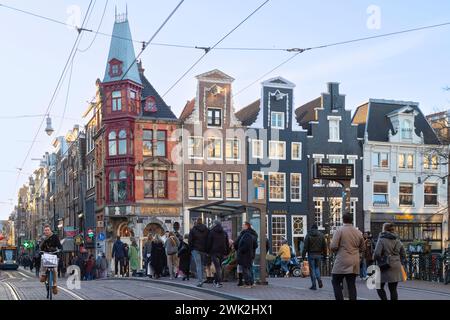 La gente cammina nella trafficata zona dello shopping nel centro di Amsterdam. Foto Stock