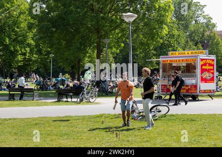 La gente si diverte nel famoso Vondelpark nel centro di Amsterdam. Foto Stock