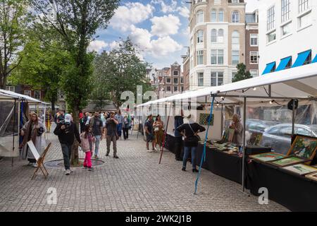 Mercato d'arte domenicale sugli Spui ad Amsterdam, dove artisti locali vendono opere in varie discipline. Foto Stock