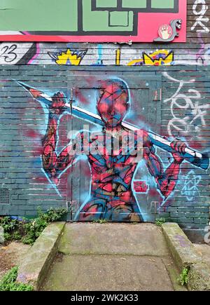 Murale di graffiti su una porta chiusa a chiave di un edificio abbandonato a Shoreditch, East London Foto Stock