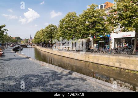 Via dello shopping lungo il canale nel centro di Leeuwarden. Foto Stock