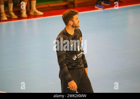 Torrelavega, Spagna. 17 febbraio 2024. Torrelavega, Spagna, 17 febbraio 2024: Il portiere di Barca, Emil Nielsen (12), durante la 18a partita della Plenitude League tra Bathco BM. Torrelavega e Barca, il 17 febbraio 2024, presso il Padiglione Municipale Vicente Trueba di Torrelavega, Spagna. (Foto di Alberto Brevers/Pacific Press) credito: Pacific Press Media Production Corp./Alamy Live News Foto Stock