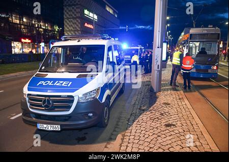 Lipsia - Fußgänger wird von Straßenbahn angefahren und schwer verletzt 15.02.2024 gegen 17,30 Uhr Leipzig, Goerdelerring Zu einem schweren Unfall kam es am Donnerstagnachmittag gegen 17,30 Uhr auf dem Leipziger Stadtring. An der Haltestelle Goerdelerring wurde nach ersten Angaben ein Fußgänger von einer Straßenbahn erfasst. Der passant wurde dabei schwer verletzt und kam mit einem Rettungswagen in ein Krankenhaus. Auch ein Notarzt War vor Ort im Einsatz. Der Unfalldienst der Polizei Hat die weiteren Ermittlungen zum Hergang aufgenommen. Durch den Unfall kam es zu Verspätungen und Einschränkun Foto Stock