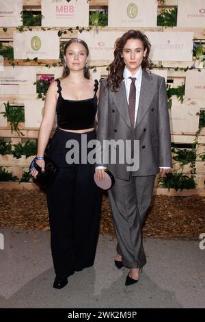 Berlinale Medienboard Party 2024 Sonja Gerhardt und Peri Baumeister bei der Medienboard Party 2024 anlässlich der 74. Internationalen Filmfestspiele Berlin Berlinale im Holzmarkt 25 am 17.02.2024 in Berlin. *** Berlinale Medienboard Party 2024 Sonja Gerhardt e Peri Baumeister al Medienboard Party 2024 in occasione del 74° Berlin International Film Festival Berlinale a Holzmarkt 25 il 17 02 2024 a Berlino Copyright: XEventpressxKochanx Foto Stock