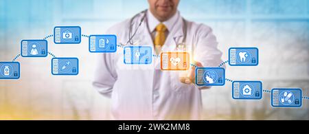 Medico irriconoscibile che accede al blocco nella blockchain delle cartelle cliniche. Metafora di Internet per la gestione dei dati, reti peer-to-peer, distribuite Foto Stock