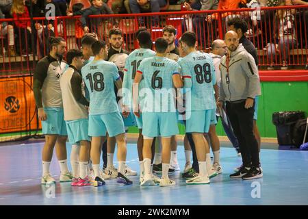 Torrelavega, Cantabria, Spagna. 17 febbraio 2024. Torrelavega, Spagna, 17 febbraio 2024: I giocatori di Barca chiacchierano in un timeout durante il 18° Matchday della Plenitude League tra Bathco BM. Torrelavega e Barca, il 17 febbraio 2024, presso il Padiglione Municipale Vicente Trueba di Torrelavega, Spagna. (Credit Image: © Alberto Brevers/Pacific Press via ZUMA Press Wire) SOLO PER USO EDITORIALE! Non per USO commerciale! Foto Stock