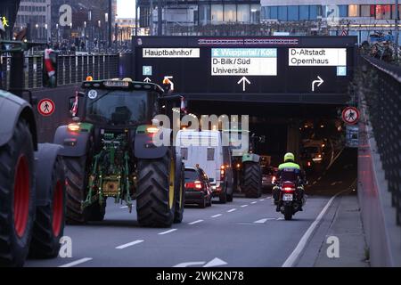 Duesseldorf, Germania. 17 febbraio 2024. Diversi veicoli guidano durante una dimostrazione contro il governo a semaforo a Düsseldorf credito: David Young/dpa/Alamy Live News Foto Stock