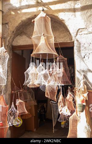 Tradizionali reti da pesca appese in un negozio a Cefalù , Palermo, Italia Foto Stock