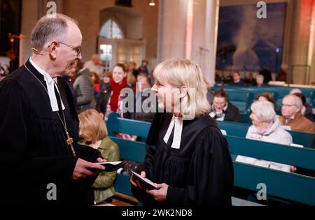 Die Fastenaktion der evangelischen Kirche Komm rueber Sieben Wochen ohne Alleingaenge ist am 18.02.2024 mit einem Fernsehgottesdienst aus der Kirche St Marien in Osnabrueck eroeffnet worden. Die Predigt hielt der hannover versche Landesbischof Ralf Meister l, Botschafter der Fastenaktion, Pastorin Andrea Kruckemeyer r gestaltete den Gottesdienst rund um das Thema Alleingaenge. In der fasten- oder Passionszeit erinnern Christen an das Leiden und Sterben Jesu Christi und bereiten sich auf Ostern vor, auf die Botschaft von der Auferstehung. Die evangelische Aktion 7 Wochen Ohne soll helfen, diese wo Foto Stock