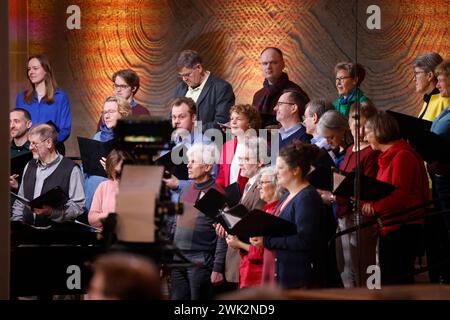 Die Fastenaktion der evangelischen Kirche Komm rueber Sieben Wochen ohne Alleingaenge ist am 18.02.2024 mit einem Fernsehgottesdienst aus der Kirche St Marien in Osnabrueck eroeffnet worden. In der fasten- oder Passionszeit erinnern Christen an das Leiden und Sterben Jesu Christi und bereiten sich auf Ostern vor, auf die Botschaft von der Auferstehung. Die evangelische Aktion 7 Wochen Ohne soll helfen, diese Wochen bewusst zu erleben und zu gestalten. IM foto vom 18.02.2024: Bach-Chor von St. Katharinen. Siehe epd-Meldung vom 18.02.2024 SOLO USO EDITORIALE *** i protestanti churchs Quaresima campa Foto Stock