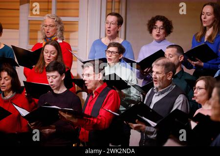 Die Fastenaktion der evangelischen Kirche Komm rueber Sieben Wochen ohne Alleingaenge ist am 18.02.2024 mit einem Fernsehgottesdienst aus der Kirche St Marien in Osnabrueck eroeffnet worden. In der fasten- oder Passionszeit erinnern Christen an das Leiden und Sterben Jesu Christi und bereiten sich auf Ostern vor, auf die Botschaft von der Auferstehung. Die evangelische Aktion 7 Wochen Ohne soll helfen, diese Wochen bewusst zu erleben und zu gestalten. IM foto vom 18.02.2024: Bach-Chor von St. Katharinen. Siehe epd-Meldung vom 18.02.2024 SOLO USO EDITORIALE *** i protestanti churchs Quaresima campa Foto Stock