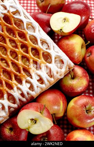 Deliziose galette dolci appena sfornate con pasta di lievito, farcitura di mele caramellate e crema pasticcera alla vaniglia con crosta croccante cosparsa di polvere Foto Stock