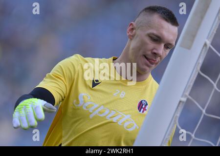 Roma, Italia. . 18 febbraio 2024. Foto Alfredo Falcone/LaPresse 18 febbraio 2024 - Roma, Italia. - Sport, calcio - Lazio vs Bologna - Campionato italiano di calcio serie A TIM 2023/2024 - Stadio Olimpico di Roma. Nella foto: Lucasz Skorupski (28 Bologna FC) foto Alfredo Falcone/LaPresse 18 febbraio 2024 Roma, Italia - sport, calcio - Lazio vs Bologna - Campionato Italiano di calcio 2023/2024 - Stadio Olimpico în Roma. Nella foto: Lucasz Skorupski (28 Bologna FC) credito: LaPresse/Alamy Live News Foto Stock