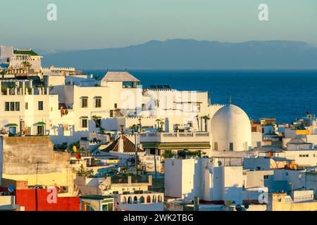 Vista della Medina di Tangeri con sullo sfondo lo stretto di Gibilterra, il Marocco e il Nord Africa Foto Stock