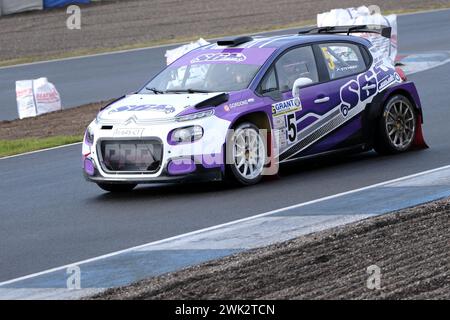 Dunfermline, Regno Unito. 18 febbraio 2024. I concorrenti prendono parte all'evento di rally organizzato dal Border Ecosse Car Club al Knockhill Racing Circuit di Dunfermline, Fife. La Grant Construction, rally asfalto con equipaggi che affrontano 40 miglia di palco su 8 livelli con più auto contemporaneamente sui palchi. Auto/conducente/navigatore, veicolo, classe Peter Stewart, Kerrie MacGillivray, Citroen C3 Rally 2, Classe 5 ( credito: Rob Gray/Alamy Live News Foto Stock