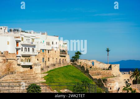 Vista della città vecchia, del quartiere medina, di Tangeri, del Marocco Foto Stock