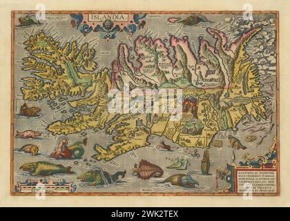 Mappa pittorica d'epoca dell'Islanda. La mappa raffigura dettagli, tra cui montagne, fiordi, ghiacciai e una rappresentazione grafica di bestie mistiche che vagano per i mari intorno all'isola. Di Abramo Ortelio 1585. Foto Stock