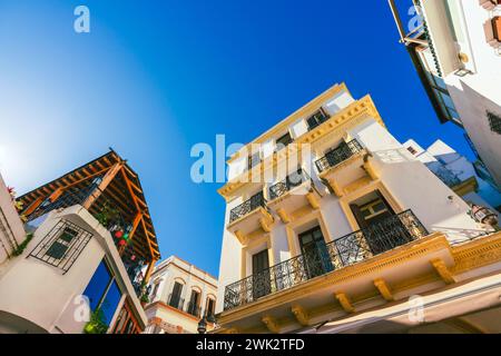 Vista ad angolo basso dello splendido edificio nella Medina di Tangeri, Marocco, Nord Africa Foto Stock