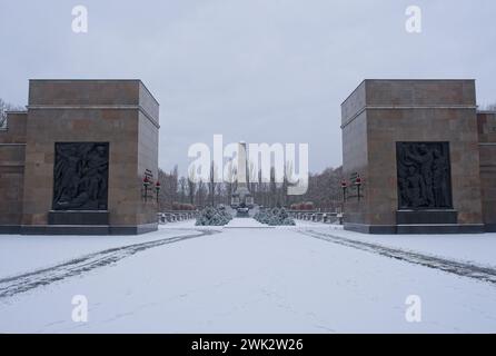 Berlino, Germania - 15 gennaio 2024: Memoriale di guerra sovietico (Schonholzer Heide). Qui riposano circa 13.200 soldati sovietici che non sopravvissero alla Batt Foto Stock