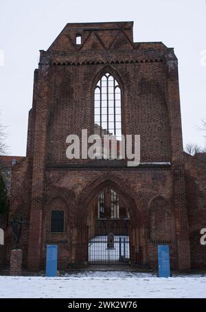 Berlino, Germania - 21 gennaio 2024: Rovine della chiesa del monastero francescano. Fu distrutto durante un bombardamento aereo anglo-americano nel 1945. Nuvoloso Foto Stock