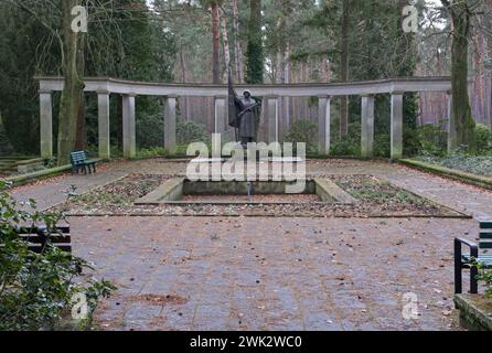 Potsdam, Germania - 23 gennaio 2024: Questo cimitero di guerra dell'Armata Rossa contiene le tombe di 2398 soldati sovietici uccisi nel 1945 durante il secondo Wa mondiale Foto Stock