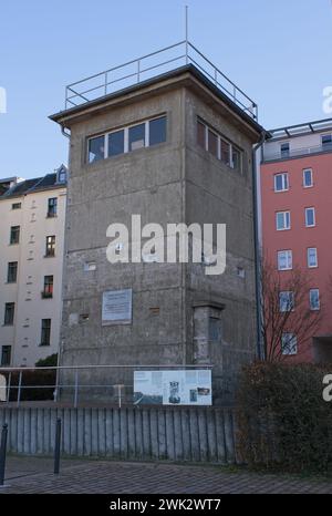 Berlino, Germania - 28 gennaio 2024: Una vecchia torre di guardia che prende il nome da Gunter Litfin, il primo ad essere ucciso dalle guardie di frontiera mentre cercava di fuggire Foto Stock