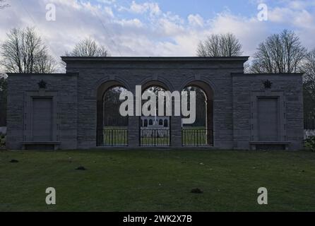 Berlino, Germania - 1 febbraio 2024: Questo cimitero di guerra del Commonwealth a Berlino contiene le tombe di 3.594 sepolture del Commonwealth della seconda guerra mondiale. Sole Foto Stock