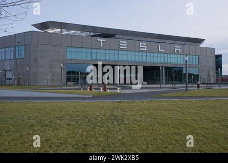 Berlino, Germania - 4 febbraio 2024: Una foto statica della ricarica Tesla Model 3 e Y presso le stazioni di ricarica Gigafactory Supercharger e CA in una soleggiata giornata invernale. Se Foto Stock