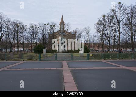 Potsdam, Germania - 4 febbraio 2024: Questo cimitero di guerra dell'Armata Rossa contiene le tombe di 388 soldati sovietici uccisi nel 1945 durante la seconda guerra mondiale. Foto Stock