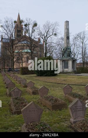 Potsdam, Germania - 4 febbraio 2024: Questo cimitero di guerra dell'Armata Rossa contiene le tombe di 388 soldati sovietici uccisi nel 1945 durante la seconda guerra mondiale. Foto Stock