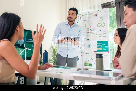 Team Diversity Brainstorming negli obiettivi aziendali di sostenibilità ESG (ambiente, socail, governance), sdg negli uffici ecologici Foto Stock