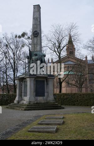 Potsdam, Germania - 4 febbraio 2024: Questo cimitero di guerra dell'Armata Rossa contiene le tombe di 388 soldati sovietici uccisi nel 1945 durante la seconda guerra mondiale. Foto Stock