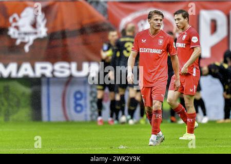 Enschede, Paesi Bassi. 18 febbraio 2024. Enschede, Stadio Grolsch veste, 18-02-2024, stagione 2023/2024, Eredivisie olandese calcio durante la partita Twente - Utrecht FC Utrecht giocatore Jens Toornstra segna 0-1 è deluso giocatori Twente dopo aver segnato crediti: Pro tiri/Alamy Live News Foto Stock