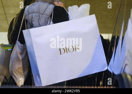 Düsseldorf 18.02.2024 Dior Einkaufstasche Rolltreppe U-Bahn-Station Haltestelle Heinrich-Heine-Allee Königsallee Düsseldorf Nordrhein-Westfalen Deutschland *** Düsseldorf 18 02 2024 Dior shopping bag scala mobile della metropolitana fermata Heinrich Heine Allee Königsallee Düsseldorf Renania settentrionale-Vestfalia Germania Foto Stock