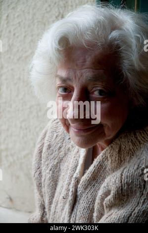 Ritratto di vecchia donna sorridente e guardando la telecamera. Chiudere la vista. Foto Stock