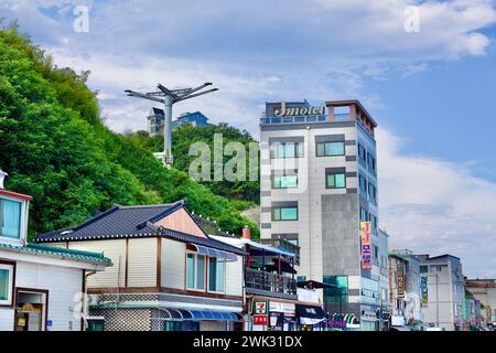 Donghae City, Corea del Sud - 28 luglio 2019: Situato ai piedi della collina sotto il faro di Mukho, un'affascinante collezione di motel, ristoranti, Foto Stock