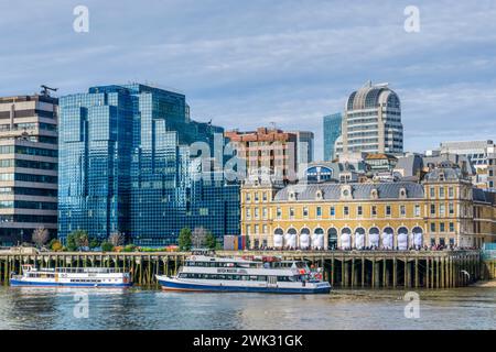 Edificio Northern & Shell con vetri blu, 10 Lower Thames Street vista sul fiume Tamigi, sede centrale di Express Newspaper Group. Vicino all'Old Billinsgate Market. Foto Stock