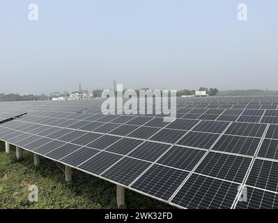 (240218) -- DACCA, 18 febbraio 2024 (Xinhua) -- questa foto scattata il 17 febbraio 2024 mostra una centrale fotovoltaica di 50 MW costruita in Cina nel distretto di Mymensingh, Bangladesh. Il distretto di Mymensingh, nel Bangladesh centro-settentrionale, gode di una luce solare migliore di qualsiasi altro luogo del paese dell'Asia meridionale.la centrale fotovoltaica da 50 MW investita da HDFC SinPower Ltd. Il cui principale azionista è China Huadian Overseas Investment Co., Ltd. ha iniziato la costruzione nel settembre 2019 per utilizzare il vantaggio delle risorse solari qui. Superando le difficoltà durante la costruzione, il progetto è stato messo in commercio Foto Stock