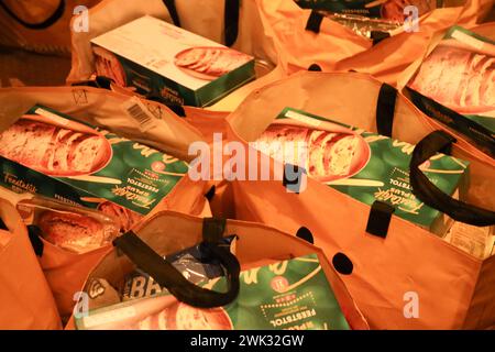 Borse di generi alimentari per persone in povertà raccolte durante il periodo natalizio da residenti attivi di Nieuwerkerk aan den IJssel Foto Stock