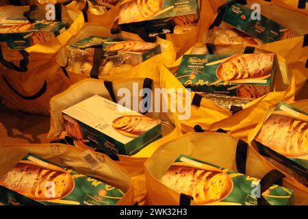 Borse di generi alimentari per persone in povertà raccolte durante il periodo natalizio da residenti attivi di Nieuwerkerk aan den IJssel Foto Stock