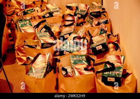 Borse di generi alimentari per persone in povertà raccolte durante il periodo natalizio da residenti attivi di Nieuwerkerk aan den IJssel Foto Stock