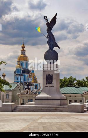 Charkiv, Ucraina - 17 maggio 2020. Monumento volante dell'indipendenza Ucraina sullo sfondo del monastero Pokrovsky Foto Stock