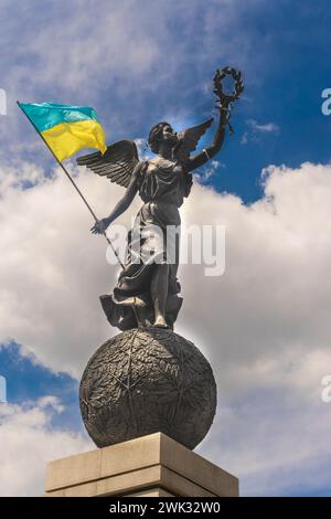 Charkiv, Ucraina, 17 maggio 2020. Figura di bronzo di un ragazzo e di una ragazza con una tartaruga seduto su un tronco di albero in un parco cittadino. L'indipendenza dell'Ucraina volante Foto Stock