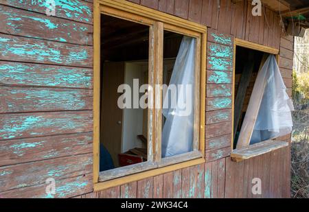 Vecchio gazebo in legno dopo un break-in con finestre rotte Foto Stock