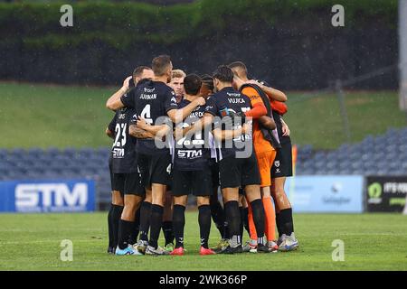 18 febbraio 2024; Campbelltown Stadium, Sydney, NSW, Australia: A-League Football, MacArthur FC contro Wellington Phoenix; i giocatori del MacArthur FC si riuniscono prima dell'inizio della partita Credit: Action Plus Sports Images/Alamy Live News Foto Stock