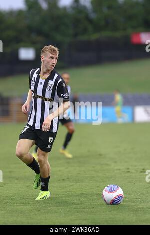 18 febbraio 2024; Campbelltown Stadium, Sydney, NSW, Australia: A-League Football, MacArthur FC contro Wellington Phoenix; Jed Drew di MacArthur FC cerca un'opzione di passaggio Credit: Action Plus Sports Images/Alamy Live News Foto Stock